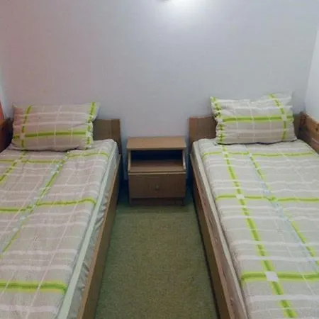 Nik, Apartament